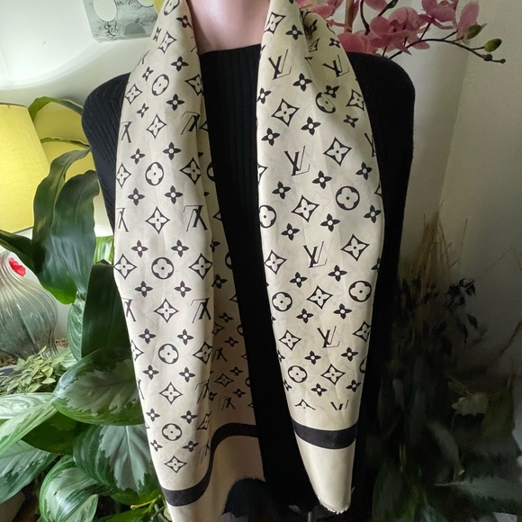 Louis Vuitton Silk Scarf. - Picture 4 of 15
